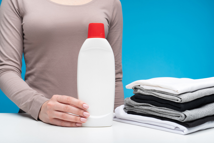 A fehérítő jól használható penész ellen. Egy csészényi kell belőle egy liter vízhez, és ezzel kell átmosni vagy szórófejes üveggel lespriccelni a fertőzött területet.