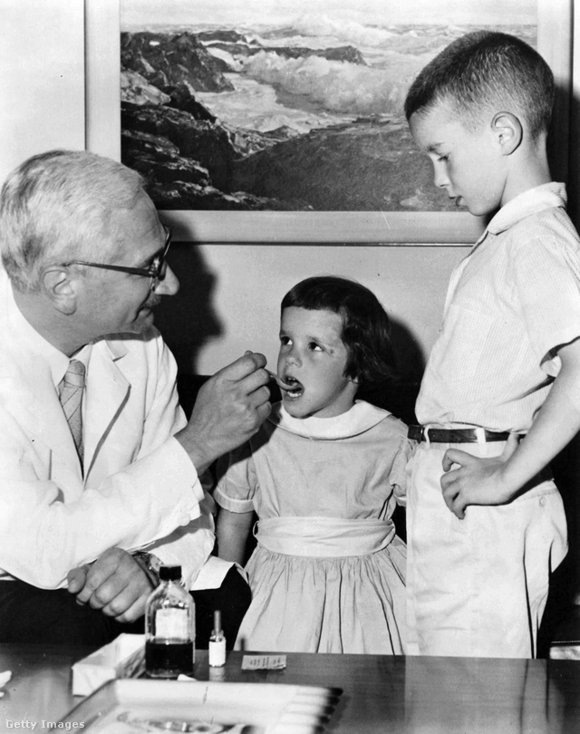 1966: Sabin doktor vakcinát ad két gyereknek
