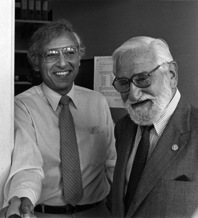 Robert C. Gallo és Albert Bruce Sabin kutatóorvosok 1985-ben