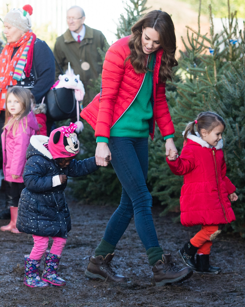 Katalin hercegné a Family Action jótékonysági szervezetének vidám, karácsonyra készülő eseményén tündérien viselkedett a gyerkőcökkel.