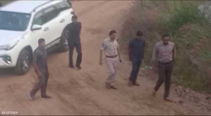 Cyberabadi rendőrség emberei érkeznek arra a helyre pénteken, ahol azt a 4 férfit lelőtték, akiket az orvos megölésével gyanúsítottak Hydebaradban