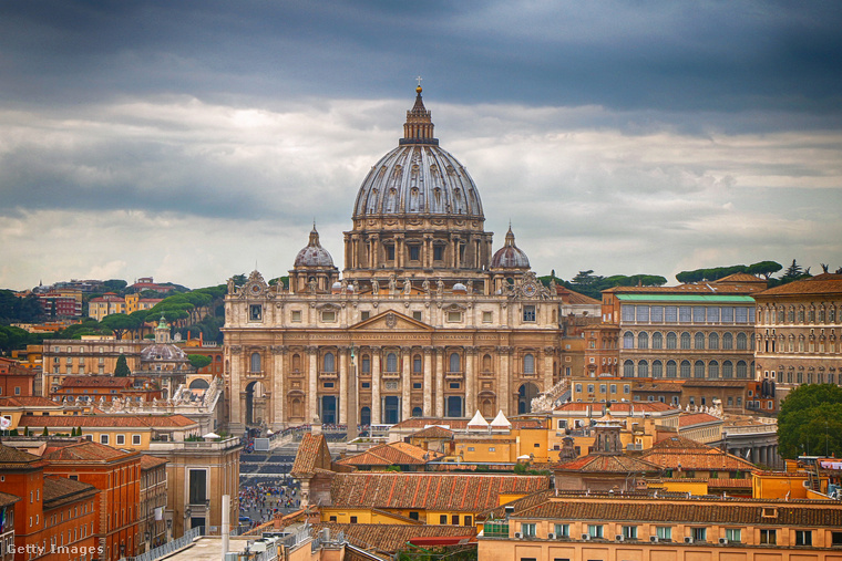 A Vatikán Titkos Levéltárának 85 km hosszú polcrendszere 100 ezer, történelmi szempontból fontos iratot – állami papírokat, levelezéseket, pápai üzleti könyveket – tartalmaz
