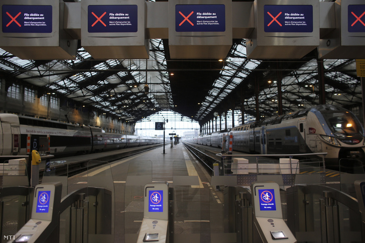 Üres peronok a párizsi Gare de Lyon pályaudvaron 2019. december 6-án a közlekedési dolgozók általános munkabeszüntetésének második napján.