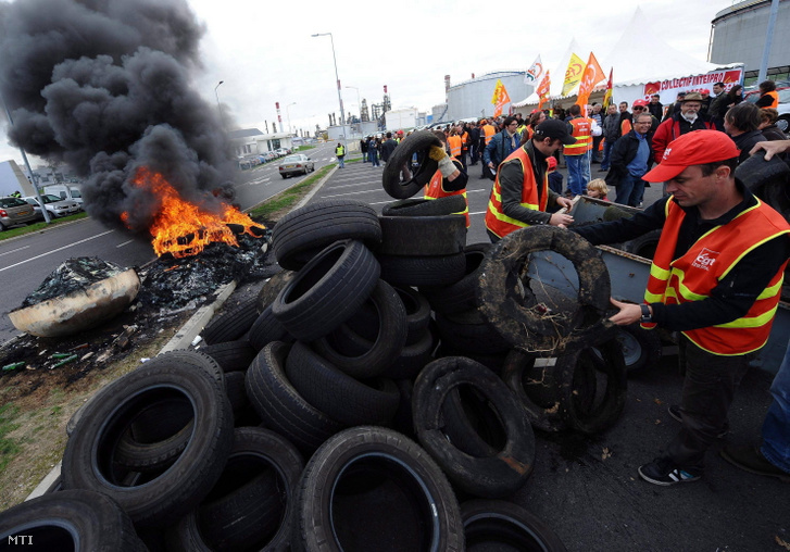 Autóabroncsokat égetnek a kormány nyugdíjreformja ellen tiltakozó olajipari munkások a Donges városában lévő olajfinomító bejárata közelében 2010. október 18-án. Ezen a napon Franciaország mind a 12 olajfinomítójában leállt a termelés, és a tiltakozók több olajtárolót is blokád alatt tartanak. A benzinellátás akadozik számos benzinkúton szünetel a kiszolgálás.