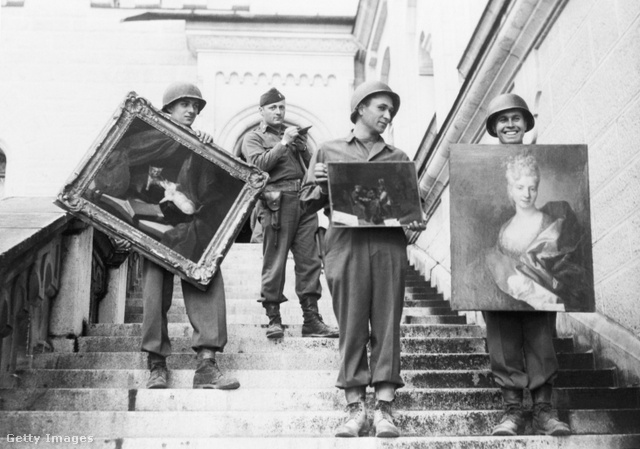 Katonák festményekkel a kastély falain belül
