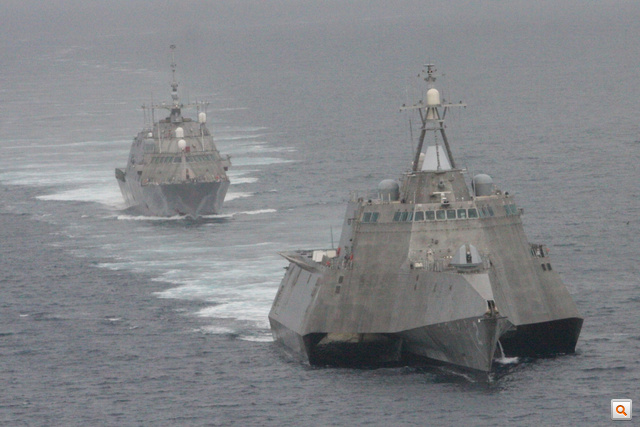 Az amerikai haditengerészet legmodernebb hajói, a USS Freedom és a USS Independence trimarán (előtérben). A gyors, fordulékony naszádok partmenti harci feladatok elvégzésére lettek kifejlesztve.