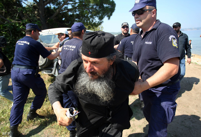 Ortodox szerzeteseket állítanak elő rendőrök Nea Roda közelében
