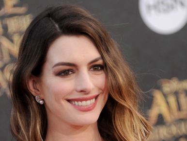 Megszületett Anne Hathaway második gyereke