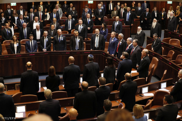 Leteszik hivatali esküjüket az új izraeli parlament, a kneszet törvényhozói Jeruzsálemben 2019. október 3-án.