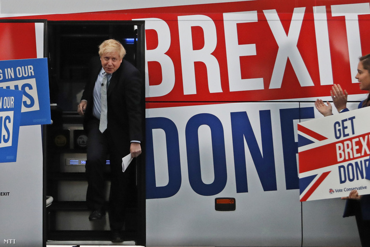 Boris Johnson kampánybusza mellett beszél támogatóihoz Manchesterben 2019. november 15-én.