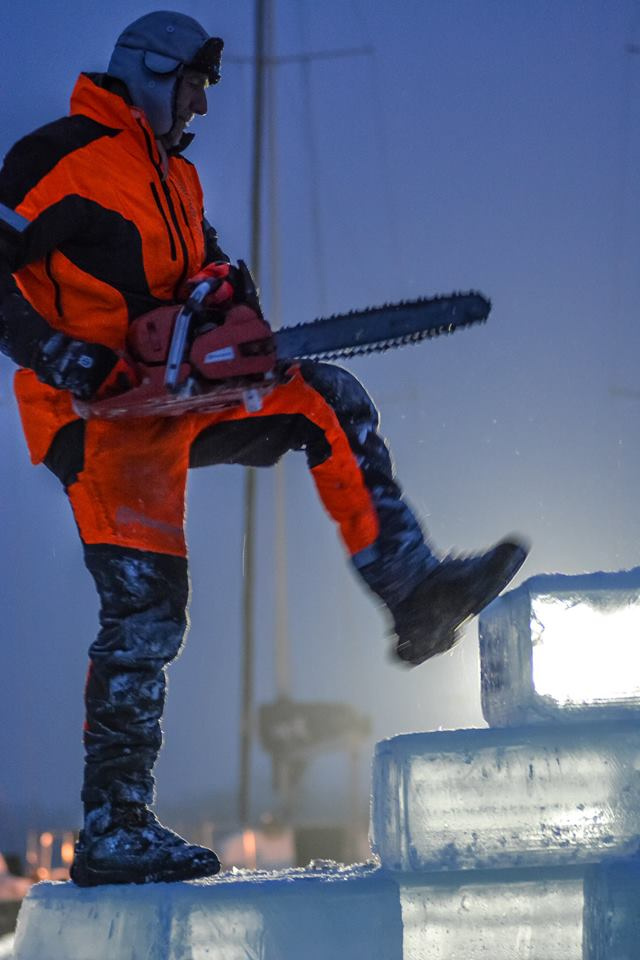 A jégszobrász egyik leghatékonyabb fegyvere a láncfűrész