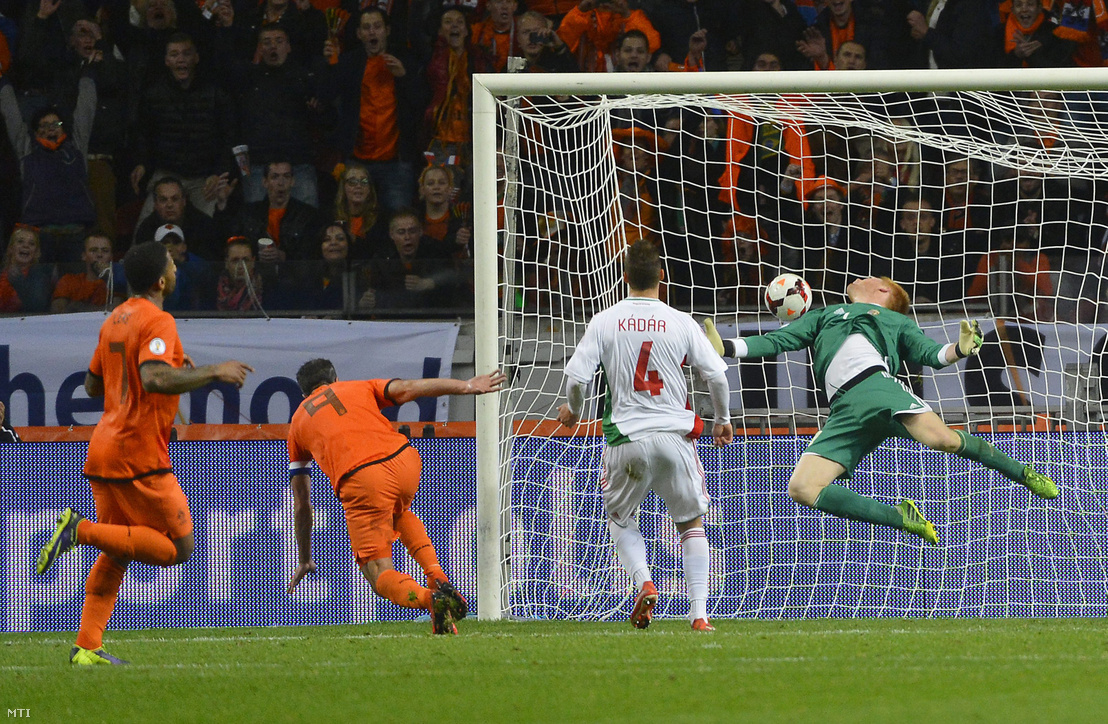 A holland Robin van Persie (b2) befejeli a negyedik holland gólt Bogdán Ádám kapujába Kádár Tamás (j2) mellett a Hollandia - Magyarország világbajnoki selejtezõ mérkõzésen az Amszterdam Arénában 2013. október 11-én.