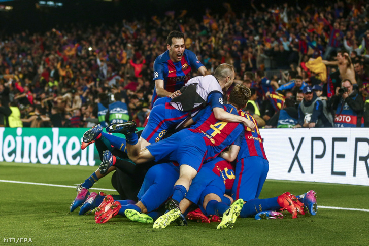 A Barcelona játékosai ünnepelnek miután 6-1-re legyőzték a Paris Saint-Germain csapatát a labdarúgó Bajnokok Ligája nyolcaddöntőjének visszavágó mérkőzésén a barcelonai Camp Nou Stadionban 2017. március 8-án.
