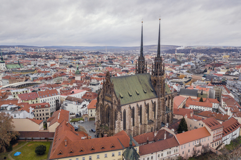 Brno leghíresebb látnivalója a Szent Péter és Pál-katedrális a történelmi belváros szélén magasodó Petrov-dombon. A csodálatos szépségű gótikus székesegyházat már a vasútállomásról megpillanthatjátok, de belülről is érdemes megcsodálni. A tornya belépőjegy ellenében látogatható.