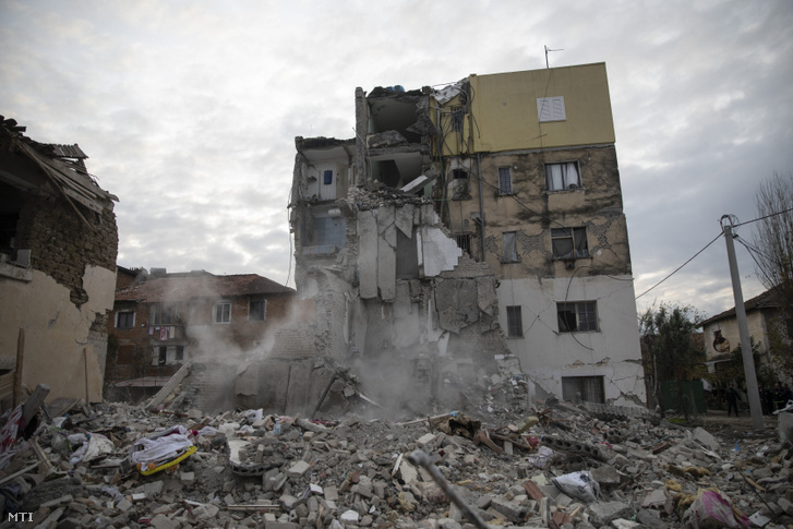 Megrongálódott lakóház Thumane városban 2019. november 27-én, miután három nappal korábban 6,4-es erősségű földrengés rázta meg Albánia nyugati részét