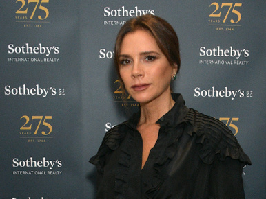 Az év legviccesebb karácsonyfadíszének járó díjat Victoria Beckham nyerte