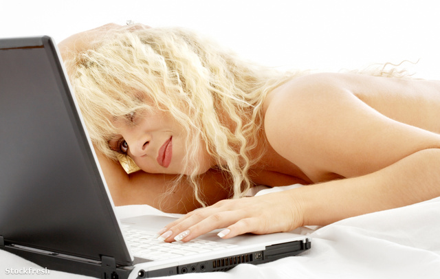 stockfresh 16013 portrait-of-blond-laying-in-bed-with-laptop siz