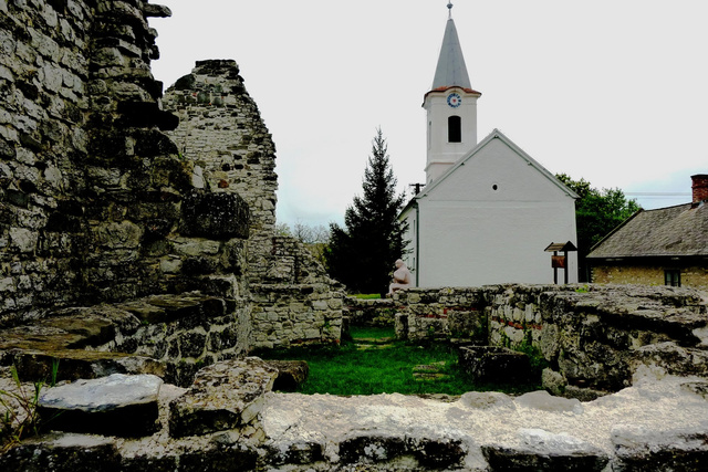 A felsődörgicsei templomrom, mögötte a mai evangélikus templom (Fotó: kisstamas36)