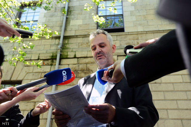 Zoltai Bence sajtóértekezletet tart az ír legfelsőbb bíróság dublini épülete előtt.