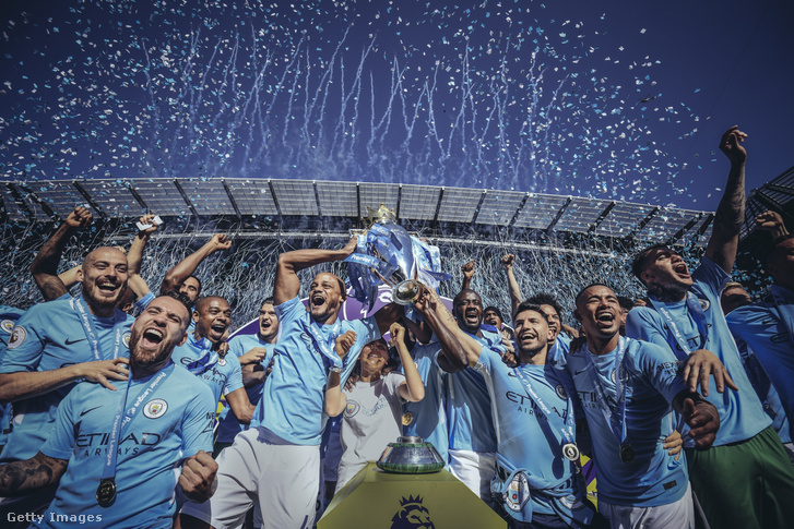 A Manchester City csapata a Premier League kupával 2018-ban.