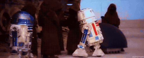 R2-D2 és az R5-D4, aminek elfüstölt a motivátora