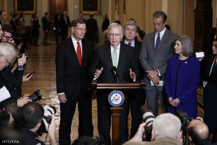 Mitch McConnell a szenátusban többségben lévő republikánus frakció vezetője újságíróknak nyilatkozik a Donald Trump amerikai elnök ellen indítandó alkotmányos felelősségre vonást elindító eljárásról a Capitoliumban 2019. december 17-én.