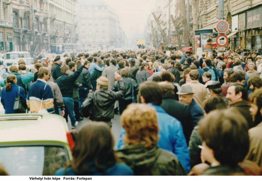 A romániai forradalom győzelmének hírére összegyűlt emberek a Rákóczi úton