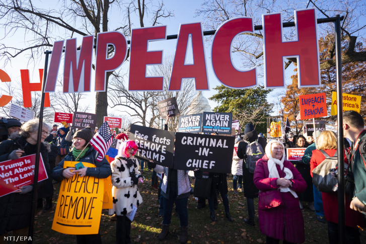A Donald Trump amerikai elnök ellen indítandó alkotmányos felelősségre vonást (impeachment) szorgalmazzák tüntetők a törvényhozás washingtoni épületénél, a Capitoliumnál 2019. december 18-án.