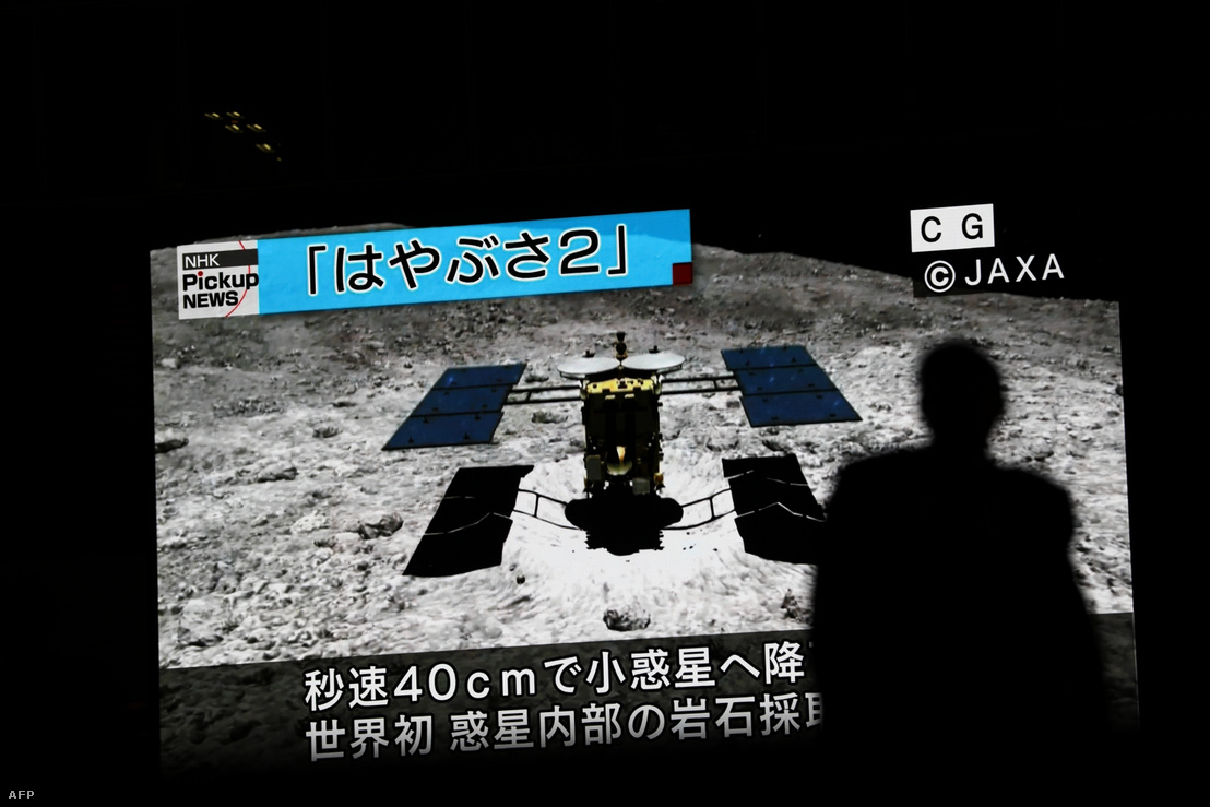 Számítógép generálta kép a Hajabusza-2 a tokiói sajtótájékoztatón 2019. július 10-én