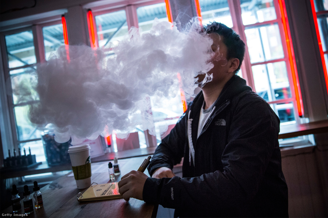 E-cigarettát használó fiatal New Yorkban