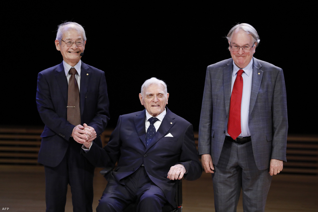 Akira Yoshino, John B Goodenough és M Stanley Whittingham a Nobel-előadások után a svédországi Stockholmi Stockholms Egyetemen 2019. december 8-án