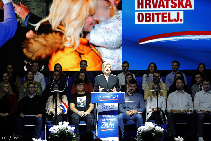 Kolinda Grabar-Kitarovic hivatalban levő államfő, a kormányzó jobboldali Horvát Demokratikus Közösség (HDZ) jelöltje választási kampánybeszédet tart Zágrábban 2019. december 19-én, három nappal a horvát elnökválasztás előtt.