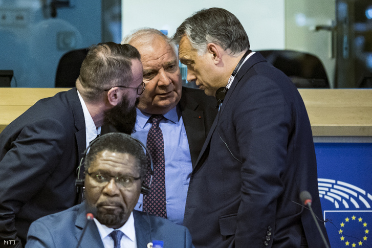 Orbán Viktor miniszterelnök (j), Joseph Daul, az Európai Néppárt elnöke (szemben, k) és Szájer József fideszes európai parlamenti képviselő (b) a kereszténydemokrata pártokat tömörítő politikai szövetség, a CDI tanácskozásán Brüsszelben 2019. április 10-én.