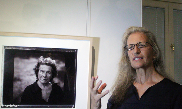 Annie Leibovitz 2011-ben egy moszkvai kiállításán édesanyja portréja mellett
