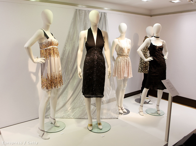 Daphne Guinness ruháinak árverése a Christie's-ben
