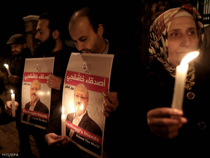 Dzsamál Hasogdzsi szaúd-arábiai újságíró portréjával tiltakoznak az újságíró meggyilkolása ellen Szaúd-Arábia törökországi konzulátusánál Isztambulban 2018. október 25-én, három héttel az után, hogy az ügyintézésért folyamodó Hasogdzsit megölték Szaúd-Arábia isztambuli főkonzulátusán.