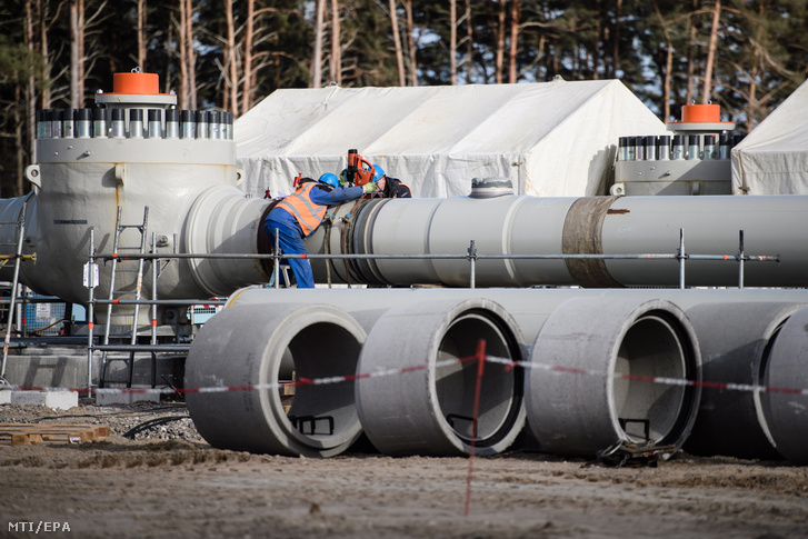 Munkások dolgoznak az orosz földgázt Ukrajna és Lengyelország megkerülésével Németországba szállító Északi Áramlat-2 gázvezeték fogadóállomásánál a németországi Lubminban 2019. március 26-án.