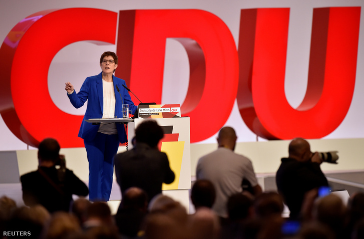 Annegret Kramp-Karrenbauer beszédet tart a Német Kereszténydemokrata Unió (CDU) pártkongresszusán Lipcsében, 2019. november 22-én.
