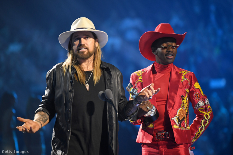 Na és milyen zenét hallgatott a világ 2019-ben? Hát egy veterán countryénekes és egy meleg, fekete rapper duettjét, ez volt a trap-country stílusú Old Town Road