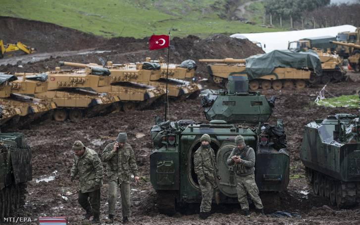 Török katonák és a hadsereg páncélozott harci járművei a Törökország déli részén elterülő Szíriával határos Hatay tartományban 2018. január 23-án.