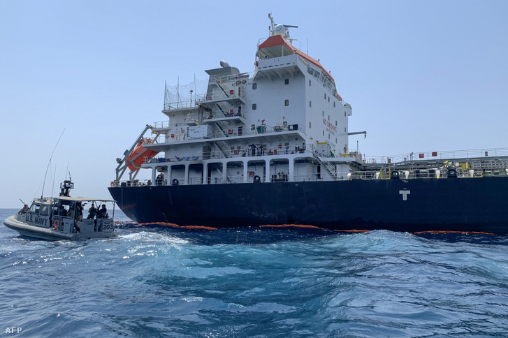 Az Ománi-öbölben hajózás közben aknatámadásban sérült Kokuka Courageou japán tartályhajó 2019. június 19-én