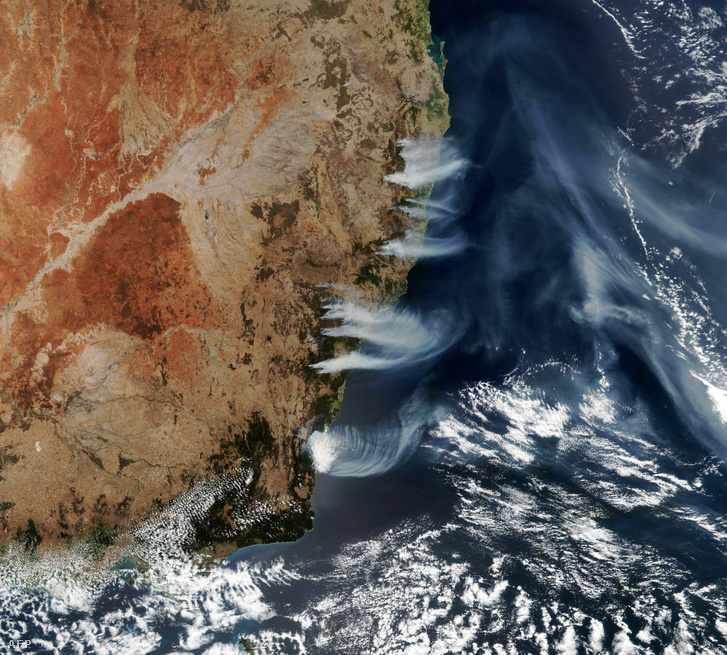 A NASA által kiadott képen Új-Dél-Wales államban tomboló tüzek füstje látható Canberra közelében.