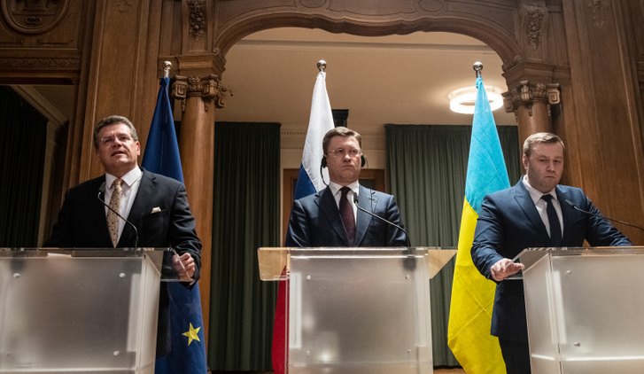 Alexander Nowak orosz és Alexei Orschel ukrán energiáért felelős miniszterek a két ország közti gáz tranzitról szóló megegyezésről tart sajtótájékoztatót, Maroš Šefčovič EU megbízottal.