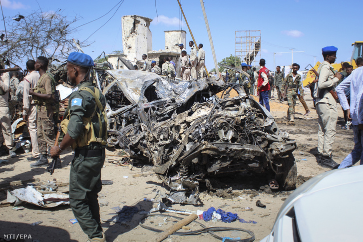 A biztonsági alakulatok tagjai egy megsemmisült jármű mellett a szomáliai főváros egyik forgalmas ellenőrző pontjánál 2019. december 28-án.