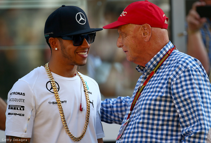 Lewis Hamilton és Niki Lauda a 2014-es Abu-dzabi Nagydíjon
