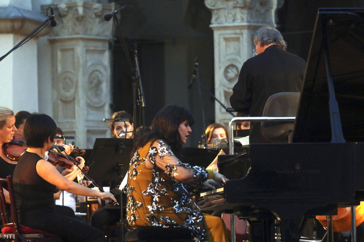 Csuprik Etelka zongoramûvész és a Concerto Budapest szimfonikus zenekar koncertje a visegrádi négyek (V4) zongorafesztiváljának nyitóhangversenyén a Sárospataki Rákóczi-várban 2018. augusztus 24-én.