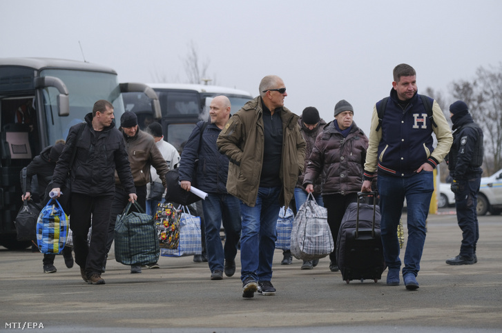 Szabadon engedett ukránok az Ukrajna és a Donyec-medencei szakadár területek közötti újabb fogolycsere helyszínén a kelet-ukrajnai frontvonal mentén lévõ Majorszke ellenőrző pontnál 2019. december 29-én.