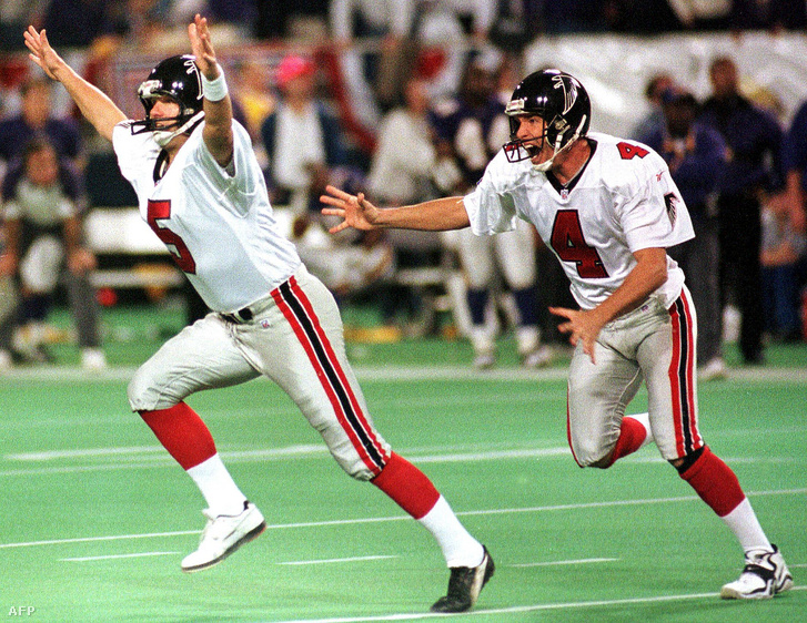 A későbbi Hall of Famer Morten Andersen (balra) a speciális cipőiben az Atlanta Falcons játékosaként ünnepli mezőnygólját a Minnesota Vikings ellen 1999. január 17-én