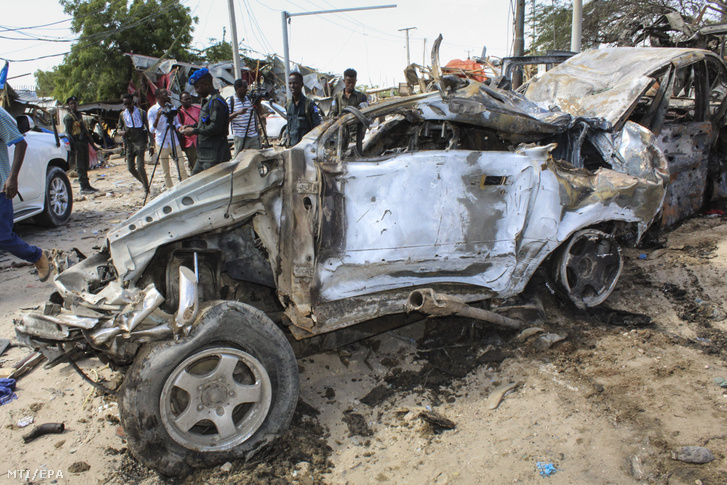 Megsemmisült jármű a szomáliai főváros egyik forgalmas ellenőrző pontjánál, ahol pokolgépes merényletben legkevesebb 90-en meghaltak 2019. december 28-án.