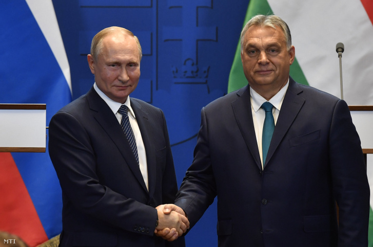 Vlagyimir Putyin orosz elnök (b) és Orbán Viktor miniszterelnök a tárgyalásukat követően tartott sajtótájékoztatón a Karmelita kolostorban 2019. október 30-án